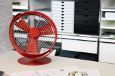 Stadler Form Edelstahl Tischventilator Tim Tischlfter chili red:mit USB-Kabel